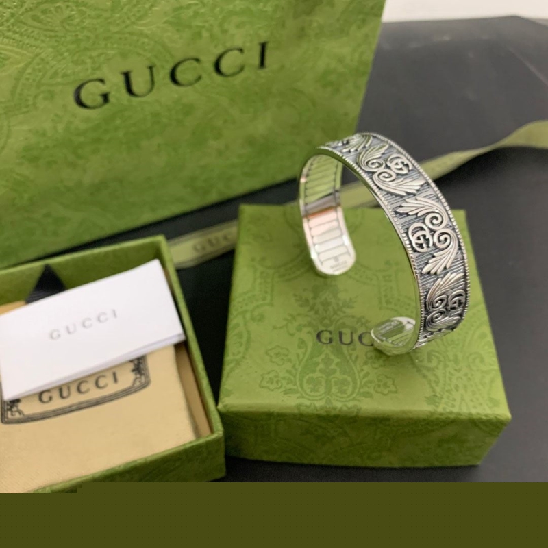 G*u*i bracelets
